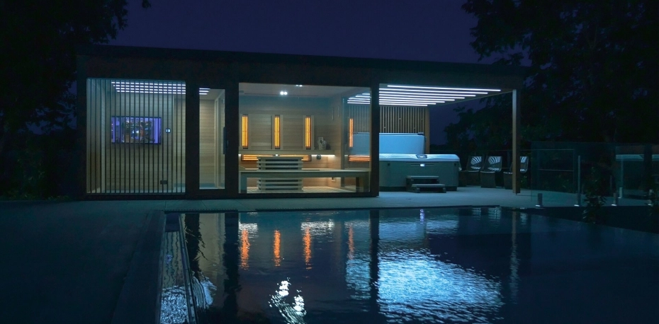 Venkovní sauna, zahradní saunový domek na břehu jezera Balaton